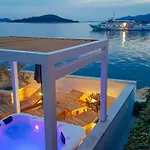 Iva Apartment Veli Iz